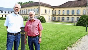 Im  Hohenheimer Schloss haben  Bernhard Gramlich (li.) und Peter Reichert, die vor 50 Jahren am PGH  ihr Abitur gemacht haben, einst die Schulbank gedrückt. Foto: Ralf Recklies