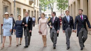 Nah beim Volk: Die Großherzogfamilie schlendert am Nationalfeiertag durch die Gässchen von Luxemburg-Stadt. Foto: imago images / PPE/PPE