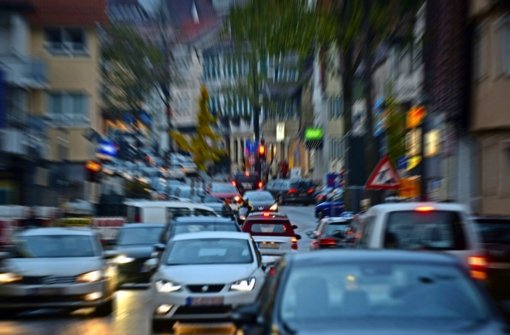 Im Mobilitätskonzept richtet die Stadt Leinfelden-Echterdingen den Blick nicht mehr bevorzugt auf den Autoverkehr. Für die Verbesserung der Situation in der Echterdinger Hauptstraße (Bild) soll ein Projekt in Gang gesetzt werden. Foto: Norbert J. Leven