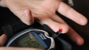 Ein Diabetiker misst seinen Blutzuckerspiegel. Foto: dpa