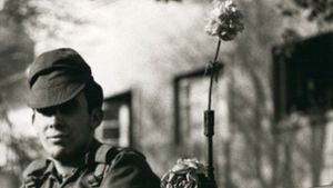 Vor 50 Jahren: aufständischer Soldat mit Nelke im Gewehrlauf. Foto: imago/ZUMA/Keystone