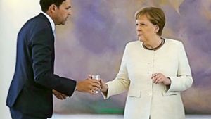 Kanzlerin Angela Merkel lehnt ein Glas Wasser nach ihrem Zitteranfall dankend ab. Foto: AFP