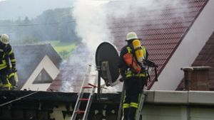Feuerwehrleute bekämpfen mit Leitern und Atemschutz das Feuer. Foto: SDMG/SDMG / Woelfl