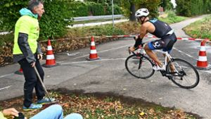 Scharfe Kurve: Prekäre Stellen sind beim Kornwestheimer Triathlon mit Streckenposten besetzt. Foto: Peter Mann