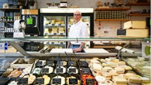 Auch wenn er ihn verkauft – ausschließlich  Käse zu essen, das sei  auch nicht gut. Armin Haas plädiert für eine „ausgewogene Ernährung“. Foto: Simon Granville