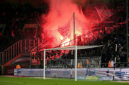 VfB-Fans zünden in Mönchengladbach Pyrotechnik Foto: Baumann