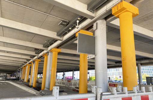 Vorsorglich ist am Zentralen Busbahnhof am Flughafen auf den Fildern eine Stützkonstruktion eingezogen worden. Foto: red