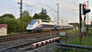 Der erste TGV rast im gewohnten Tempo über die frisch reparierte Havariestelle bei Rastatt. Foto: Jehle