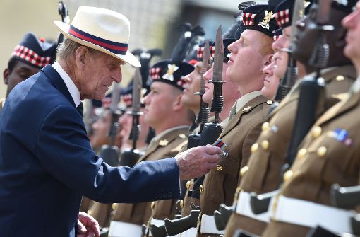 Prinz Philip nimmt trotz seines hohen Alters noch immer Termine wahr. Hier verleiht er Medaillen an Soldaten für ihren Einsatz in Afghanistan. Im Herbst will der dann 96-Jährige in den Ruhestand gehen. Foto: dpa