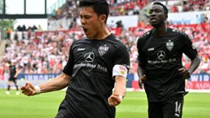 Wichtiger Treffer in Mainz: Wataru Endo (li.) erzielte nach Vorarbeit von Silas Katompa das 1:1 – am Ende siegte der VfB Stuttgart 4:1. Foto: dpa/Torsten Silz
