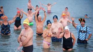 Freuen sich auch auf das neue Jahr: Schwimmer beim Silvesterbad in Rostock-Warnemünde. Foto: /Frank Hormann