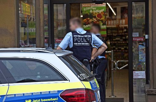 Polizisten  sichern nach dem Überfall am Samstag den Ladeneingang. Foto: 7aktuell.de