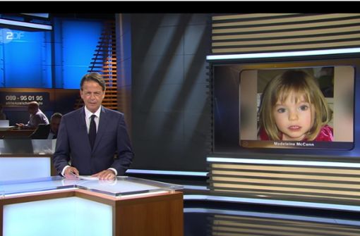 Das Standbild aus der ZDF-Sendung „Aktenzeichen XY... ungelöst“ vom 1.7.2020 zeigt Moderator Rudi Cerne vor einem Bild des vor 13 Jahren verschwundenen Mädchens Maddie McCann. Foto: dpa