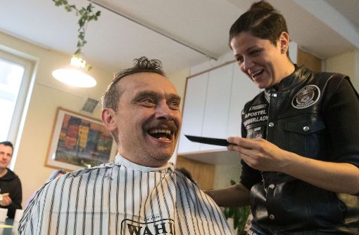 Einmal im Monat ziehen Friseure des Clubs Rockerwesten an und besuchen Heime für Wohnungslose, um den Besuchern unentgeltlich die Haare zu schneiden. Foto: dpa