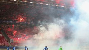 Die Belgrad-Anhänger zündeten auch im Stadion mehrfach Pyrotechnik. Foto: dpa/Jan Woitas