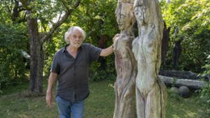 Horst Peter Schlotter in seinem „persönlichen Skulpturengarten“. Foto: /Jürgen Bach