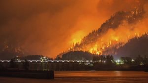 Die vom TV-Sender KATU-TV zur Verfügung gestellte Aufnahme zeigt den Flächenbrand in der Schlucht Eagle Creek Canyon im Bundesstaat Oregon. Foto: dpa