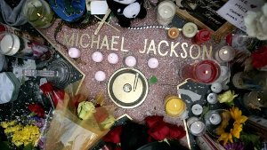 Am 25. Juni 2009 ging seine schockierende Todesnachricht um die Welt. Auch fünf Jahre später läuft die Maschinerie um Michael Jackson, den einstigen King of Pop, auf Hochtouren. Auch auf dem Walk of Fame in Hollywood (Foto) werden tausende Fans Blumen niederlegen. Foto: dpa