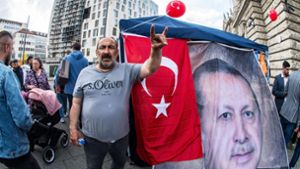 Ein Anhänger des türkischen Staatspräsidenten Recep Tayyip Erdogan zeigt den Wolfsgruß. Foto: /IMAGO/Sachelle Babbar
