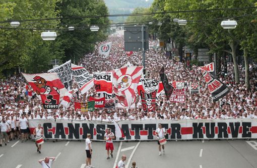 Die Karawane Cannstatt vor dem VfB-Spiel gegen Hannover. Foto: Pressefoto Baumann