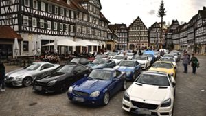 Rund 50 Mercedes SLK haben am Freitag in Schorndorf halt gemacht – das Event wurde von einer Community aus SLK-Fans organisiert.  Foto: StZ/Weingand