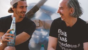 Fynn Kliemann und Olli Schulz (re.) bei den Dreharbeiten für Das Hausboot. Foto: Brian Jakubowski/Netflix