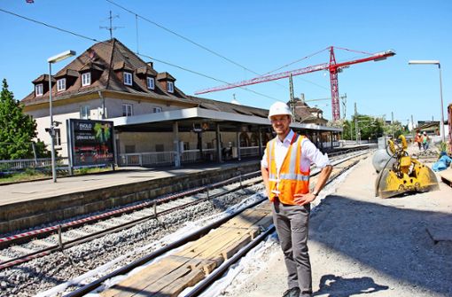 Michael Ditandy ist seit Anfang dieses Jahres Teamleiter am Haltepunkt Feuerbach. Der 31-jährige Ingenieur  war zuvor am Umbau des Hauptbahnhofs beteiligt. Foto: Georg Friedel