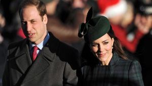 25. Dezember 2013: Prinz William und Herzogin Kate kommen am ersten Weihnachtstag aus der traditionellen Messe in der St. Mary Magdalene Church in Sandringham, Norfolk. Foto: dpa