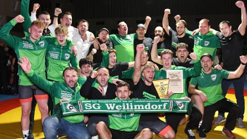Geschafft mit lautem Gebrüll: Die Ringer der SG Weilimdorf sind Regionalliga-Meister. Foto: Günter  Bergmann