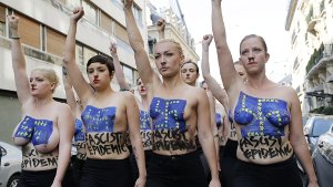 Den Arm gereckt, die Brust unbedeckt: Femen-Protest gegen die rechtsextreme Front National in Paris. Foto: dpa