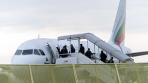 Abgelehnte Asylbewerber steigen am Baden-Airport in ein Flugzeug Foto: dpa