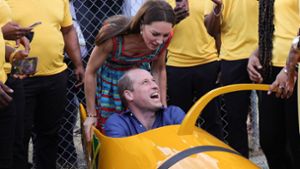 Probesitzen im „Cool Runnings“-Bob: Herzogin Kate und Prinz William in Trenchtown. Foto: dpa/Chris Jackson
