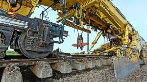 Die Maschine mit der Bezeichnung RPM-RS 900, die das Bahngleis erneuert, ist 200 Meter lang und bringt 800 Tonnen auf die Waage. Foto: factum/Bach