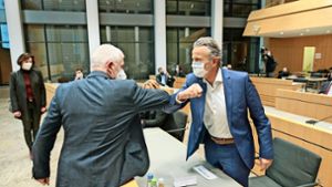 Amtsinhaber Fritz Kuhn (links) gratuliert seinem Nachfolger Frank Nopper am Wahlabend im Stuttgarter Rathaus. Foto: Lichtgut/Leif Piechowski