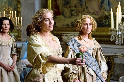 Kate Winslet (links) und Jennifer Ehle in „Die Gärtnerin von Versailles“. Mehr Eindrücke gibts in unserer Bildergalerie Foto: Verleih