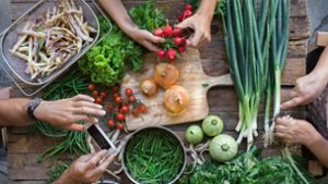 Wer an einer chronisch-entzündlichen Darmerkrankung leidet, sollte auf eine gesunde und ausgewogene Ernährung achten – mit viel Gemüse, wenig Fleisch und vielen Ballaststoffen. Foto: obs/Janssen-Cilag GmbH