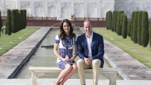 Zum Abschluss der Indien-Bhutan-Reise lassen sich Herzogin Kate und Prinz William wie damals Lady Di vor dem Taj Mahal fotografieren. In unserer Bildergalerie zeigen wir weitere Fotos vom Ende der Reise der Royals. Foto: Getty