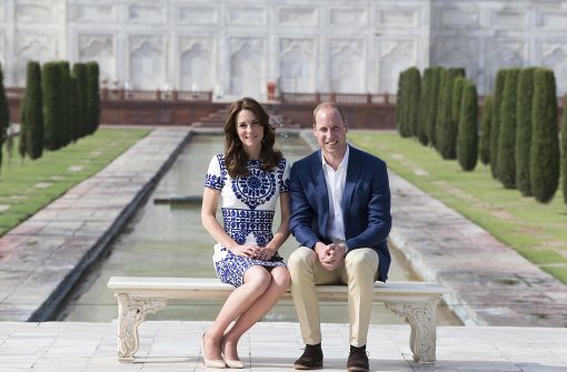 Zum Abschluss der Indien-Bhutan-Reise lassen sich Herzogin Kate und Prinz William wie damals Lady Di vor dem Taj Mahal fotografieren. In unserer Bildergalerie zeigen wir weitere Fotos vom Ende der Reise der Royals. Foto: Getty