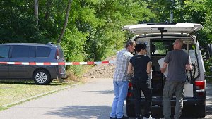 Beamte der Kriminalpolizei stehen am Donnerstag bei Neuenburg an einem Pendlerparkplatz, auf dem ein 27-Jähriger erstochen wurde. Foto: dpa