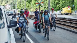 Mit einer Aktion am Dienstagabend haben Mitglieder der Initiative Radentscheid Stuttgart auf den zugeparkten Radweg aufmerksam gemacht. Foto: Radentscheid Stuttgart/privat