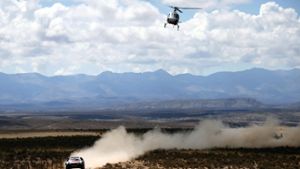 Der Abstand zu den restlichen Rennfahrern wird immer größer. Ein TV-Helikopter hat sich an die Fersen von Sebastian Loeb und seinem Beifahrer Daniel Elena gehängt. Foto: dpa