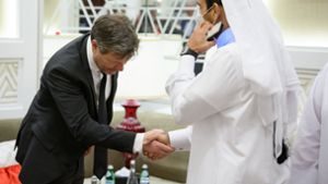 Robert Habeck als Bittsteller zu Besuch bei Saad Scharida al-Kaabi (rechts), Energieminister von Katar. Foto: dpa/Bernd von Jutrczenka