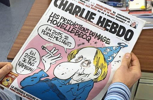 Die jüngste Ausgabe des Satire-Magazins. Auf der Titelseite ist eine Karikatur des Schriftstellers Michel Houellebecq abgebildet. Foto: EPA
