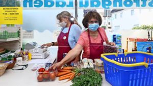 Möhren, Tomaten und anderes: Im Strohgäuladen in Ditzingen wird  Obst und Gemüse mit Maske verkauft – ebenso wie in anderen Tafelläden. Foto: factum/Simon Granville