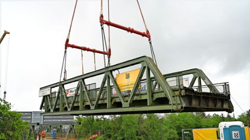 An einem 124 Meter hohen Kran hing das erste Teilstücke der Großen Pflugfelder Brücke am Montagnachmittag . Foto: Stadt Kornwestheim