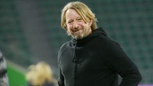 Sven Mislintat kann wieder zufrieden Lächeln – nach dem Sieg des VfB Stuttgart beim VfL Wolfsburg. Foto: Baumann/Alexander Keppler