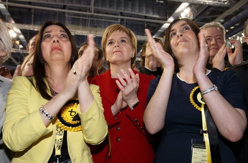 Führende Mitglieder der Scottish National Party (SNP) hören bei einer Veranstaltung einer Rede zu. Auch bei den Regionalwahlen in Schottland und Wales gab es Stimmenverluste. Foto: dpa
