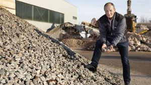 Walter Feeß aus Kirchheim/Teck stellt aus Abbruchmaterial rund 40 Recycling-Baustoffe her, auch R-Beton. Foto: /Horst  Rudel