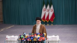 Ajatollah Ali Chamenei sprach am Sonntag in einer im Staatsfernsehen übertragenen Rede zu den Iranern. (Archivbild) Foto: IMAGO/Sobhan Farajvan