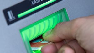 Bankkunden suchen zwar oft den Geldautomaten, aber nicht die Filiale auf. Foto: dpa